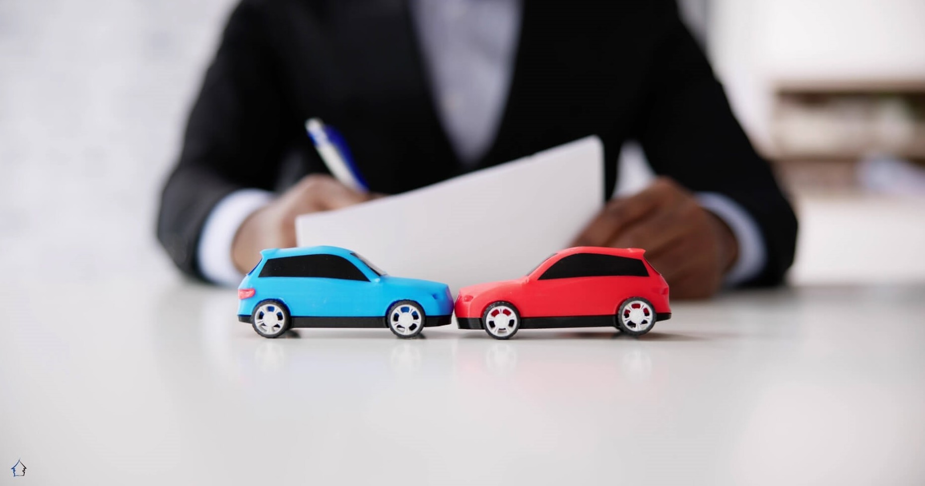 Abogados de accidentes resolviendo un siniestro vial figuras